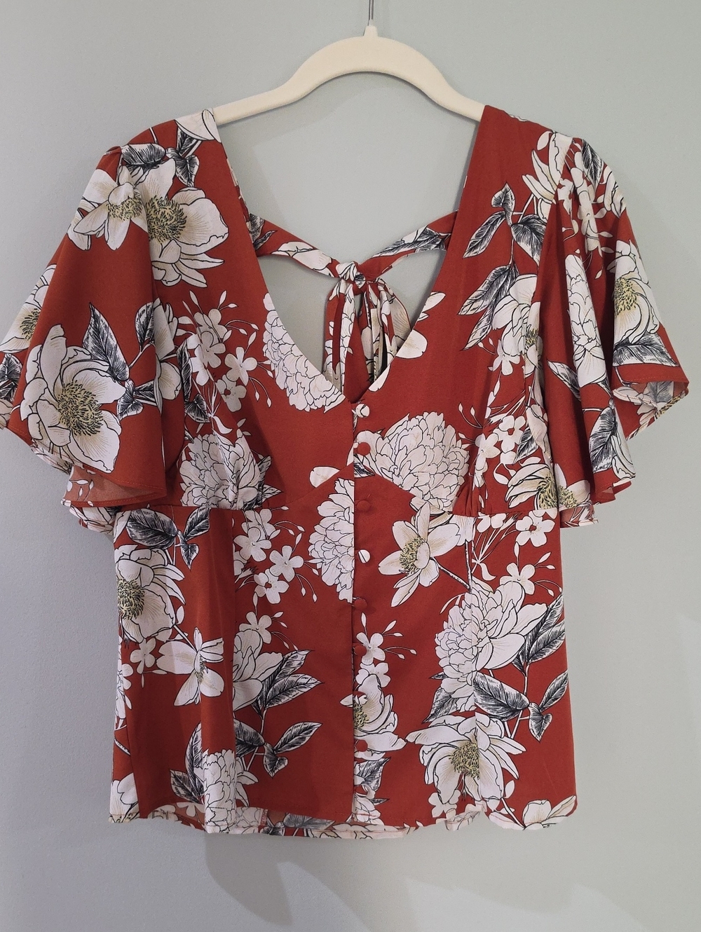 Unique Vintage Rust and White Floral Tie-Back Flutter Sleeve Blouse